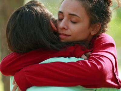 abbraccio ragazza amicizia
