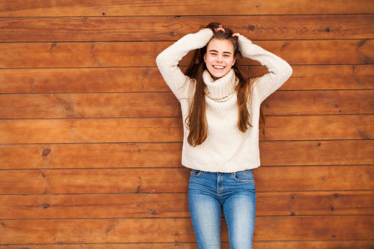 Donna con maglione e jeans