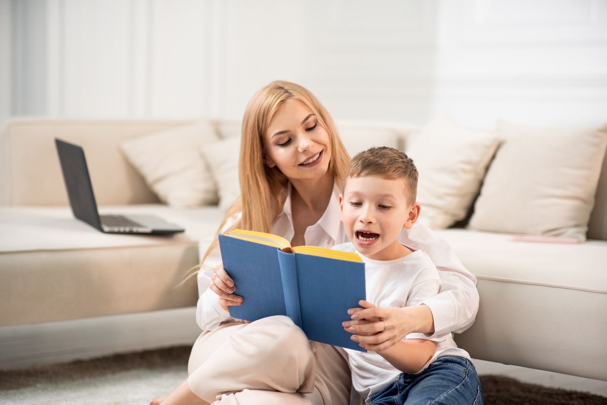 mamma e bambino che legge