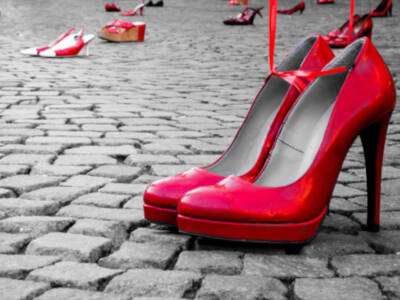 Elina Chauvet nel Sud Italia per presentare Zapatos Rojos (Scarpe Rosse), il Progetto di Arte Pubblica contro il Femminicidio