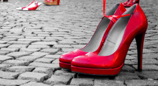 Elina Chauvet nel Sud Italia per presentare Zapatos Rojos (Scarpe Rosse), il Progetto di Arte Pubblica contro il Femminicidio