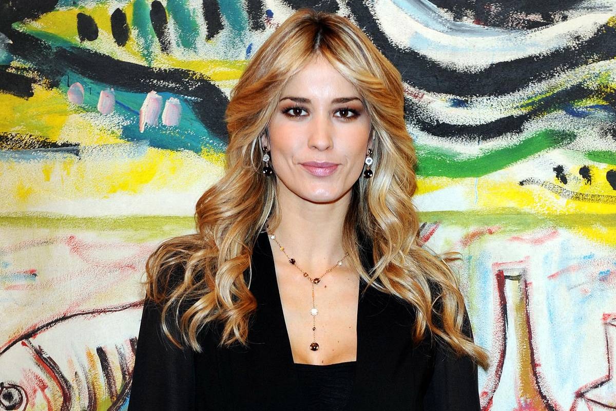 Un primo piano di Elena Santarelli, nota showgirl italiana