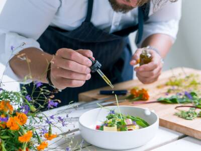 Chef prepara un piatto