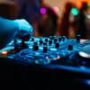 dj che suona alla consolle