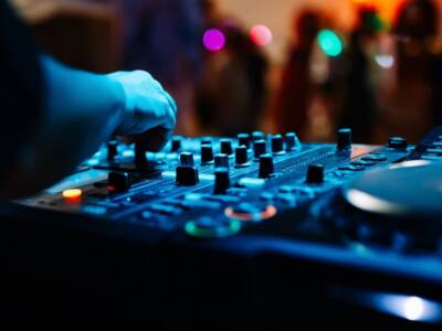 dj che suona alla consolle