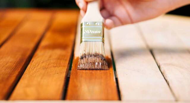 Come eseguire il restauro del legno esterno in modo naturale