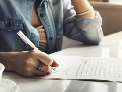 ragazza firma scrittura