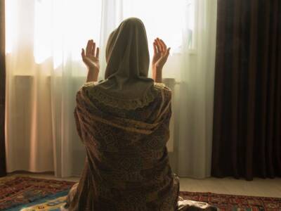 ragazza musulmana preghiera
