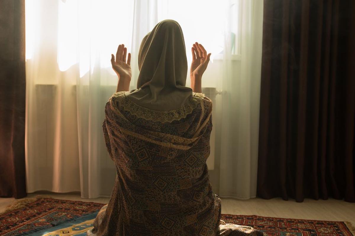 ragazza musulmana preghiera