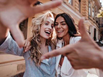 Ragazze scattano foto con le mani