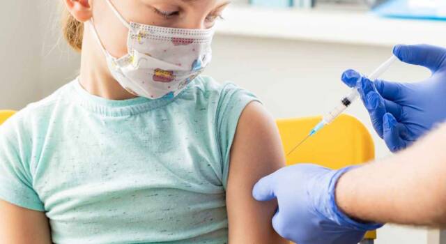 Vaccino anti Covid per i bambini: quando prenotarlo e cosa dicono gli esperti