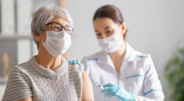Multe per gli over 50 che non si vaccinano: le regole del nuovo decreto Covid