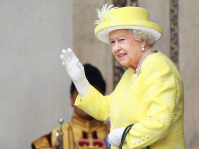 Regina Elisabetta, quanto vale la sua collana più preziosa? La cifra è enorme