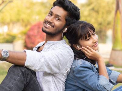 coppia fratelli amici che ascoltano musica