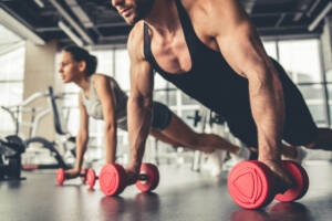 Sportivi manubri palestra allenamento