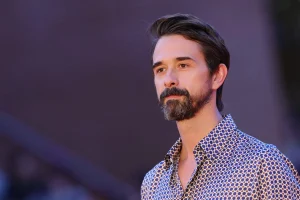Davide Iacopini con una camicia sbottonata