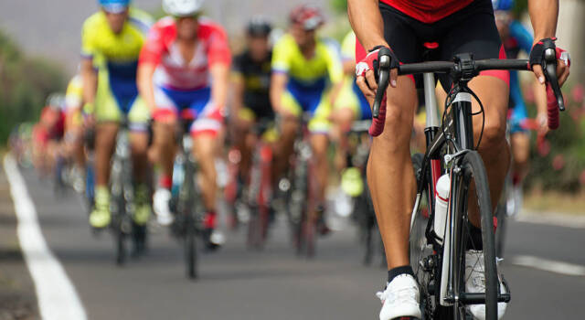 Chi è Biniam Girmay, ciclista costretto al ritiro dal Giro d&#8217;Italia 2022 per un incidente con un tappo&#8230;