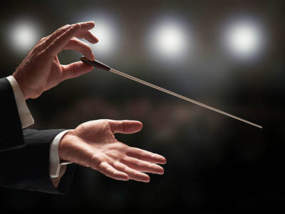 direttore orchestra mani bacchetta