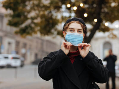 donna con mascherina