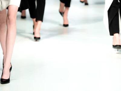 modelle che sfilano in passerella