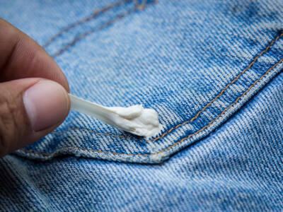 gomma da masticare sui jeans