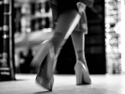 Modella con tacchi in passerella