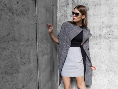 Ragazza con cappotto a quadri