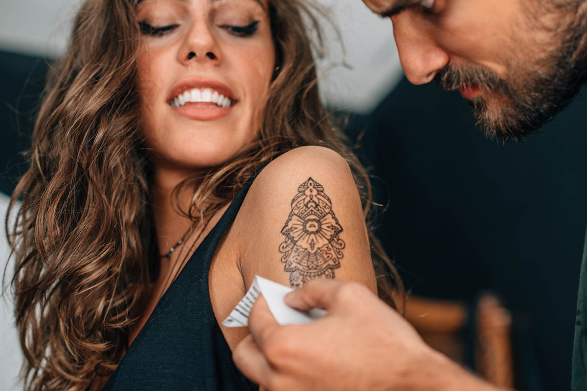 Ragazza con tatuaggio temporaneo