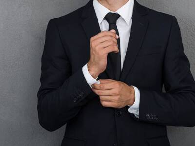 Uomo vestito elegante smoking