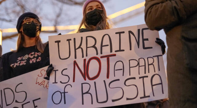 Soldatesse ucraine rasate a zero dai russi: &#8220;Un segno di umiliazione e arroganza&#8221;