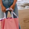 La it-bag più leggera e spensierata dell’estate 2022 è la shopper in tela: dai modelli firmati a quelli personalizzati
