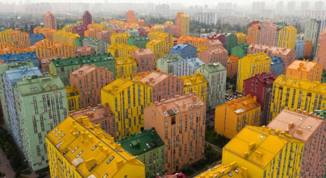 Ucraina, le case colorate di Kiev simbolo di pace e speranza: Comfort Town resiste