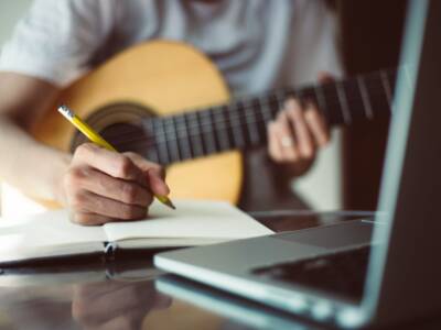 Come scrivere una canzone: si parte dalla musica o dal testo?