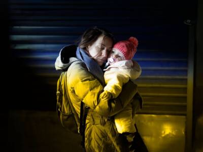 mamma e figlia profughi ucraini