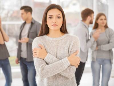 ragazza triste sola timorosa