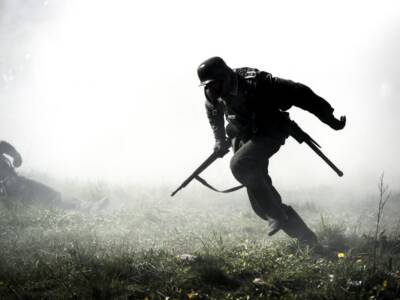 Soldato corre in guerra