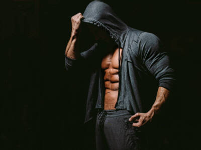Uomo modello fitness bodybuilder
