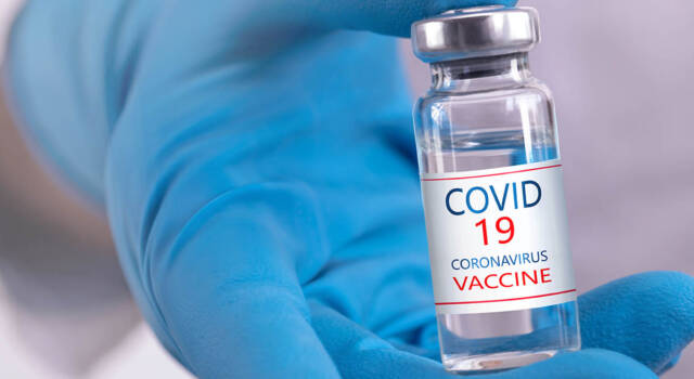 Covid, un nuovo richiamo del vaccino in autunno? Ecco l&#8217;ipotesi più probabile
