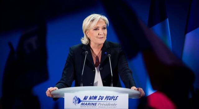 Il dobermann del padre sbrana la gattina della figlia: succede a casa di Marine Le Pen.