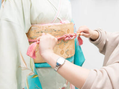 donna indossa kimono