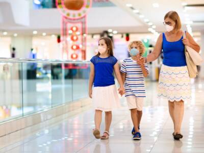 famiglia centro commerciale mascherine bambine