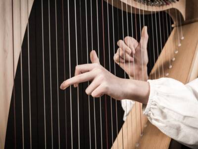 Mani suonano arpa