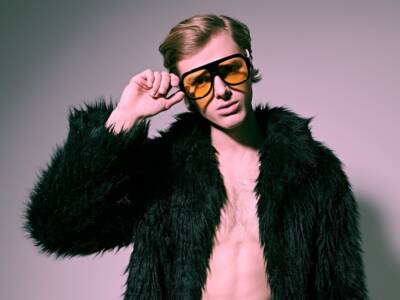 Modello pelliccia nera occhiali sole