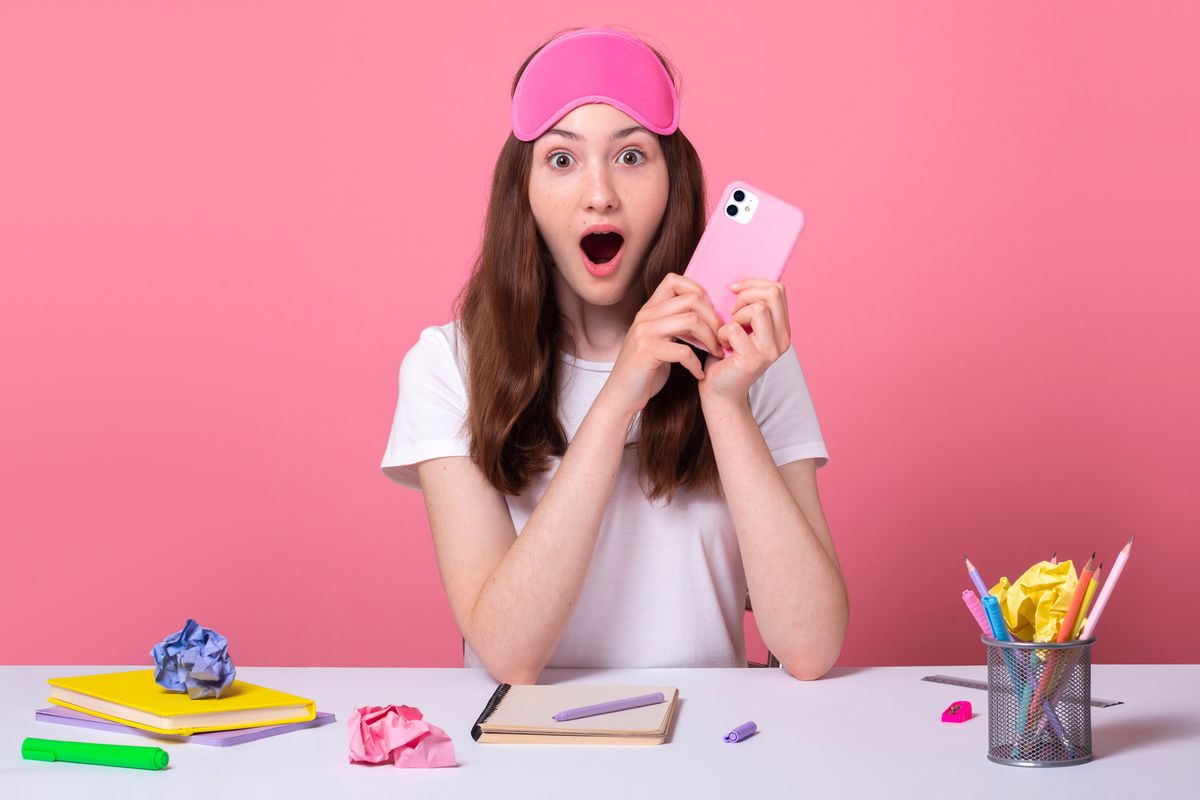 ragazza giovane telefono sveglia