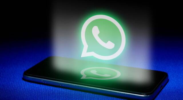 Un vocale finto su WhatsApp: come funziona la nuova truffa che arriva via e-mail