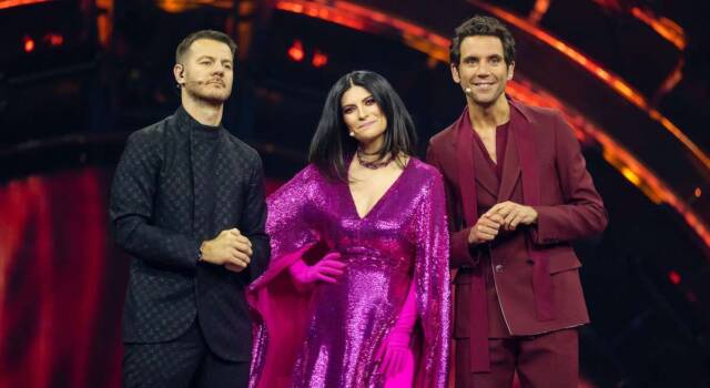 Eurovision 2022: i fantastici look total pink sfoggiati da Laura Pausini