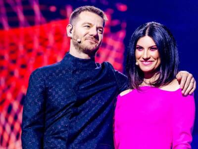 Laura Pausini: tre look da sogno firmati Alberta Ferretti per la seconda serata dell’Eurovision 2022