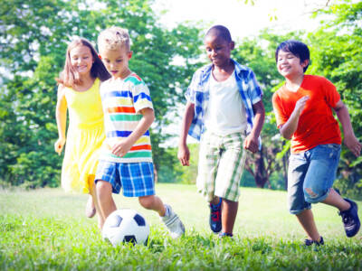 bambini giocano a pallone