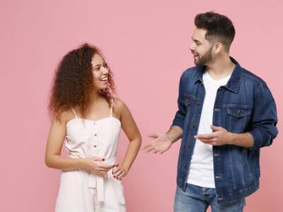 coppia parlare ridere