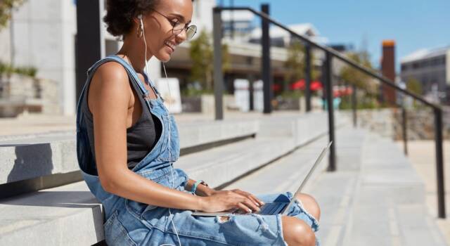Salopette jeans: i modelli primavera/estate 2022 e come indossare